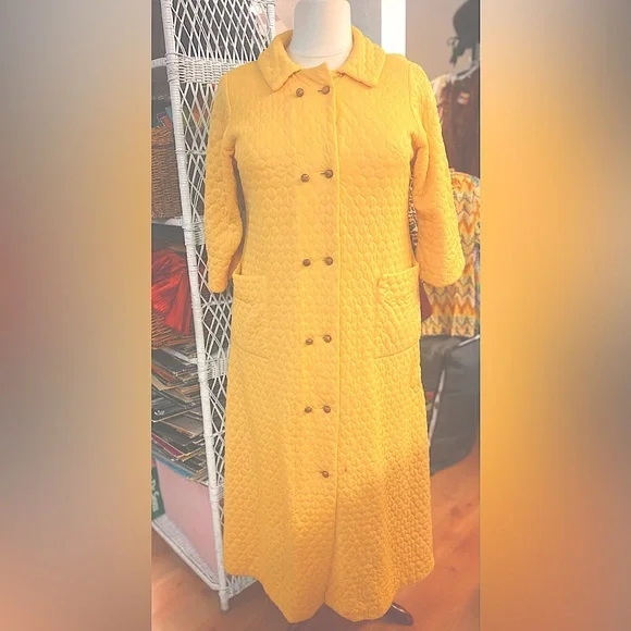 ^Saybury- Vintage 60’s - quilted nylon robe- gold buttons, pockets- XL - as is - Picture 3 of 11